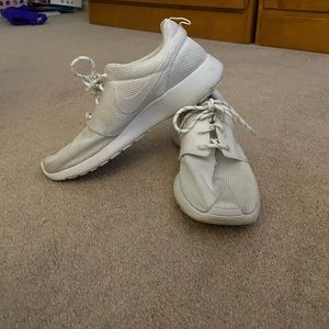 Size 9 White Nike Roshees